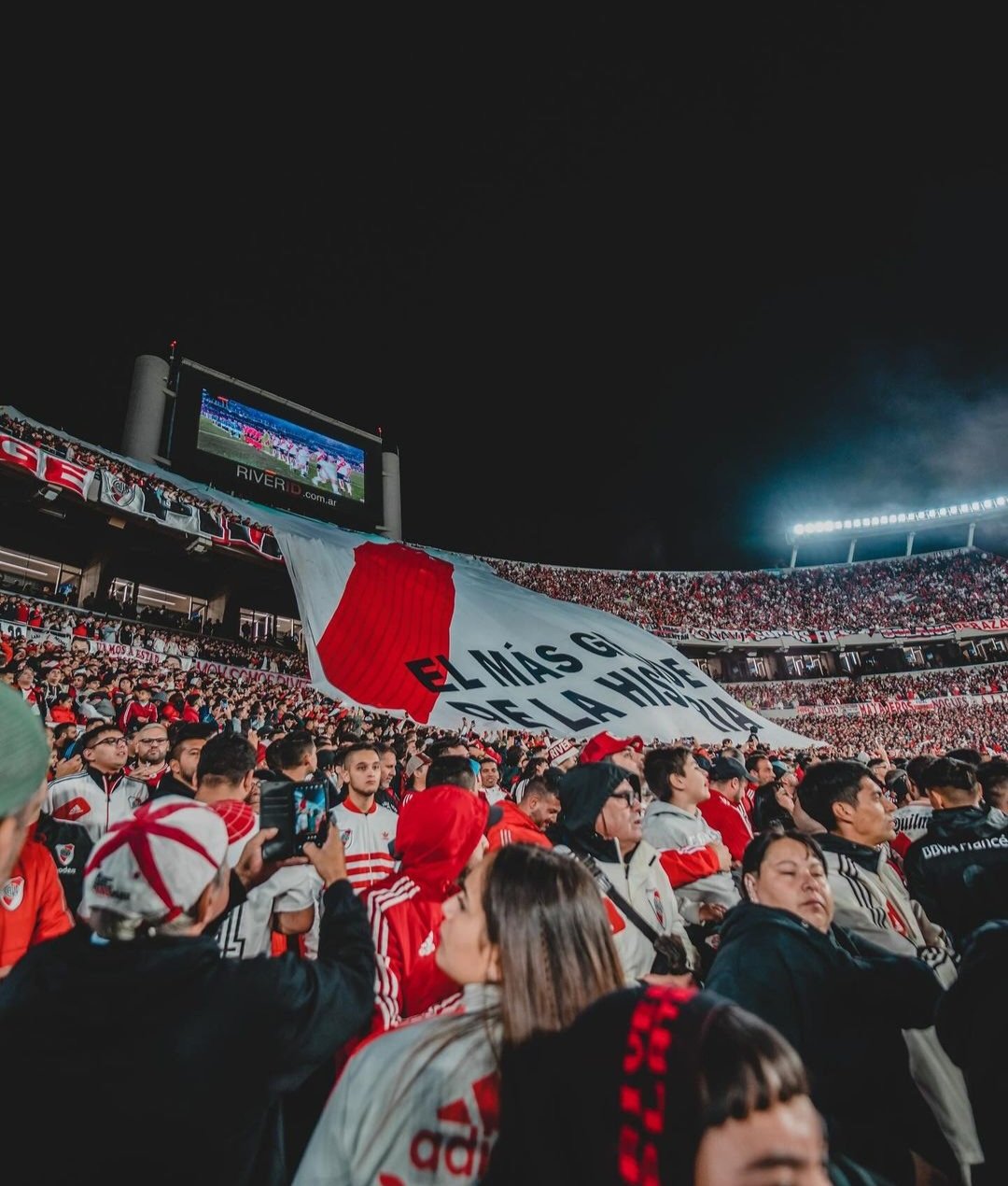 La Banda millonaria esperando por el partido