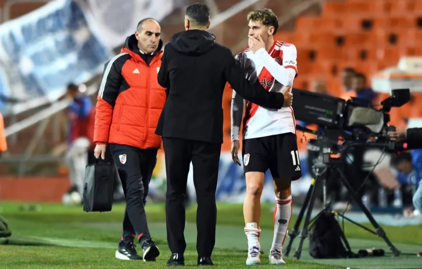 Se lo vió con hielo en el banco de suplentes.